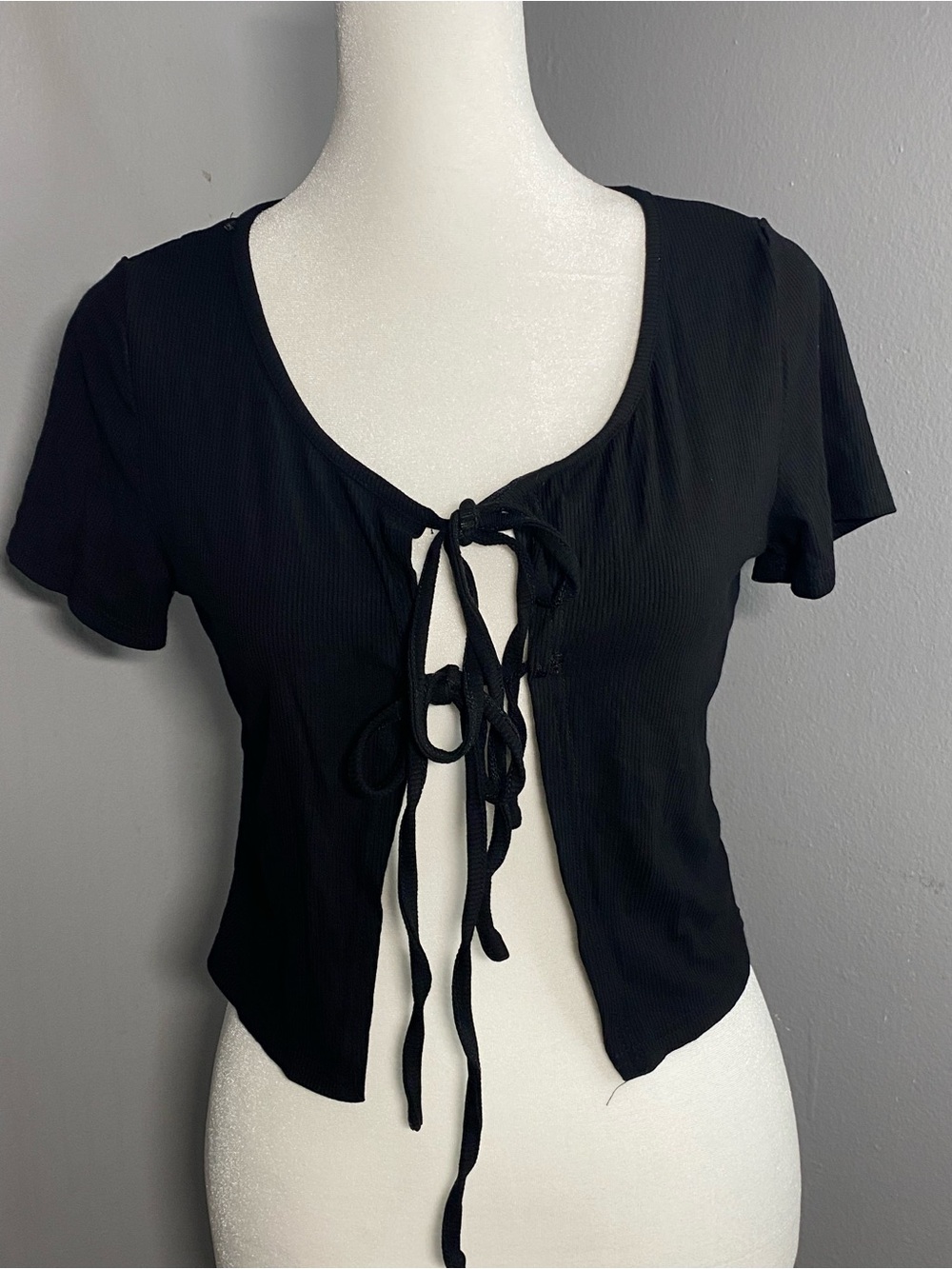 NWT- Zaful Black Short Sleeve Tie-Front Crop Top